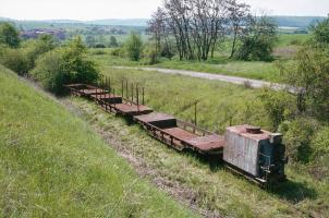 Ligne Maginot - VF60 - ANTENNE DE L'OUVRAGE D'ANZELING - (RESEAU - Voie 60 - Antenne ou rocade ferroviaire) - ANTENNE ANZELING
Wagons divers en attente sur la voie  à une centaine de métres de l'entrée munitions
(Mai 1985)