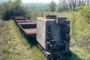 Ligne Maginot - VF60 - ANTENNE DE L'OUVRAGE D'ANZELING - (RESEAU - Voie 60 - Antenne ou rocade ferroviaire) - ANTENNE ANZELING
Wagons divers en attente sur la voie  à une centaine de métres de l'entrée munitions
(Mai 1985)