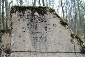 Ligne Maginot - BORNUNGSHOFF (6° CM) - ALVéOLE 3 - (PC de Sous-Quartier) - Vue rapprochée de l'inscription.
Elle est signée 'DUVENT' en bas à droite.