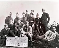 Ligne Maginot - HETTANGE GRANDE - O9 - (Observatoire d'artillerie) - L'équipage de O9 en 1939-40. Noter la présence du St-Lt TROUILLET, debout au centre, et du MdL-C René DUVAL, allongé à droite.