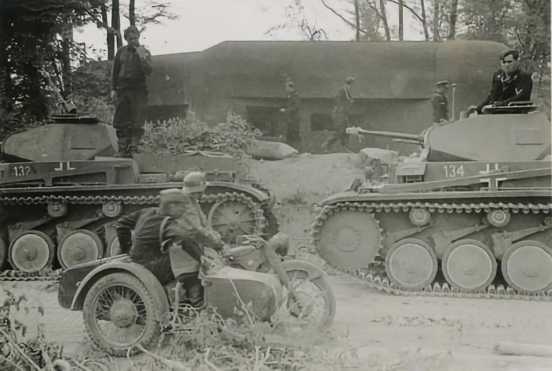 Ligne Maginot - 103 - CHATEAU BELLEVUE - (Blockhaus lourd type STG / STG-FCR - Double) - Passage de l'armée allemande devant la casemate - Inconnu