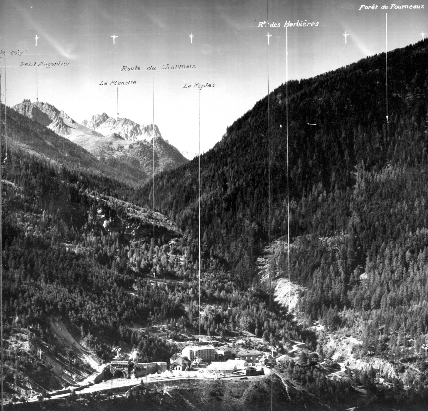 Ligne Maginot - RIEUX ROUX 1 - MAISON PENCHEE - (Casernement) - Extrait de la photo panoramique de l'observatoire  du fort de Replaton montrant l'entree du tunnel du Fréjus et ses abords en 1933 - 14 CA - Section topographique