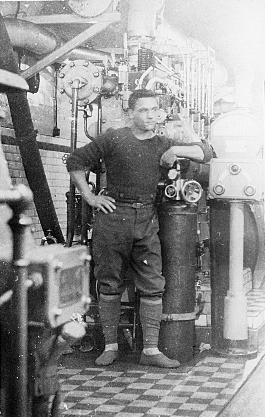 Ligne Maginot - BILLIG - A18 - (Ouvrage d'artillerie) - Le sapeur électromécanicien Berthomier dans l’usine de l’ouvrage en juillet 1940 - Berthomier