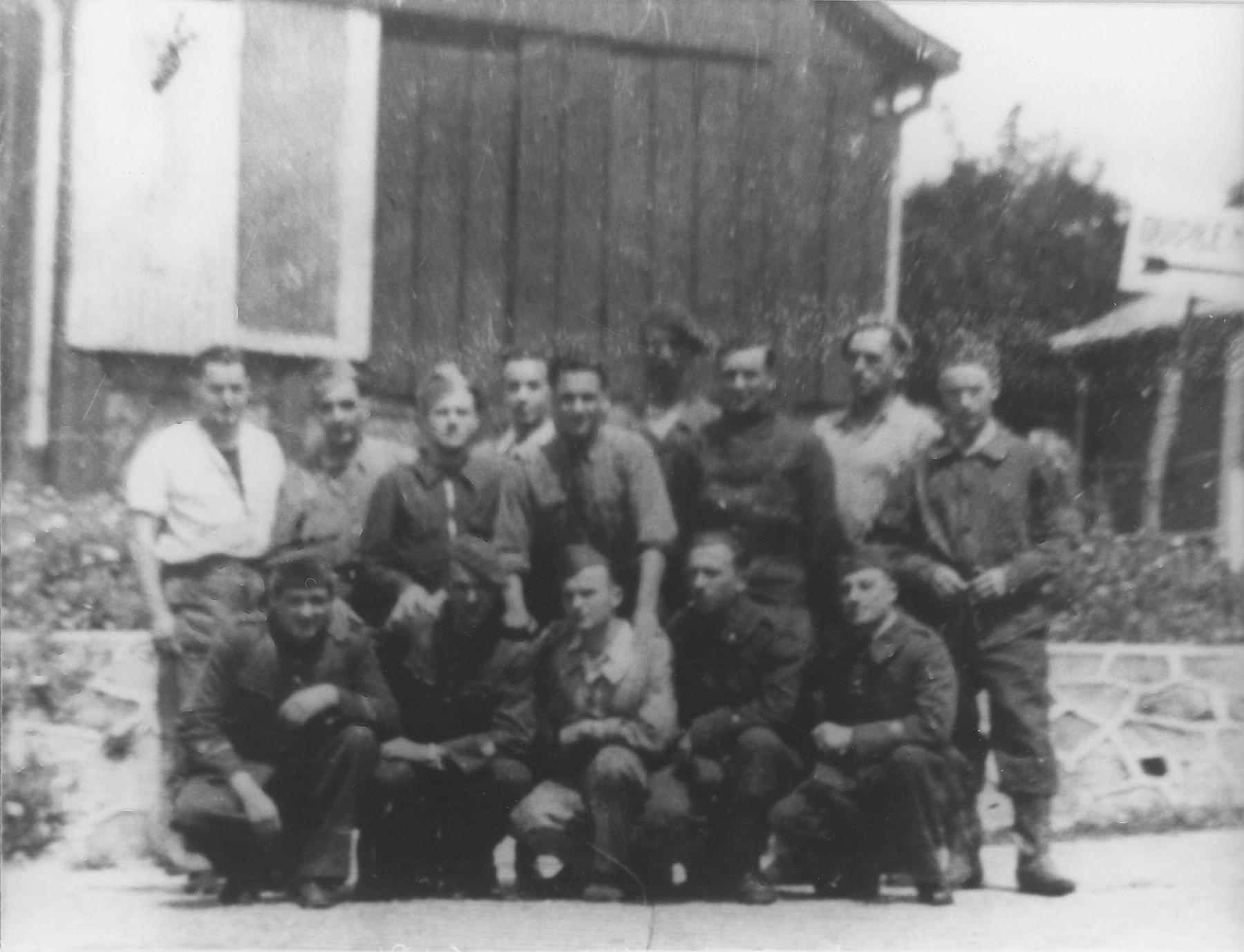 Ligne Maginot - BILLIG - A18 - (Ouvrage d'artillerie) - Casernement extérieur 
Une partie de l'équipage resté sur place en juillet 1940 - Berthomier