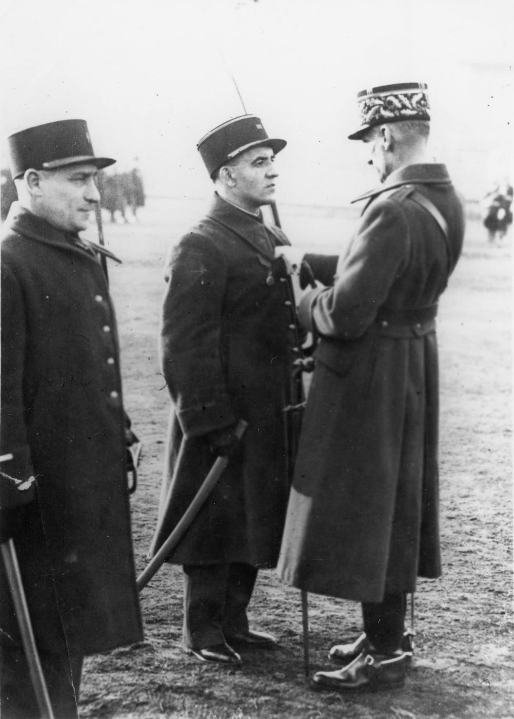 Ligne Maginot - 155° Régiment d'Artillerie de Position (RAP) (155 RAP) - Remise de décoration à l'AC Burst du 155° RAP, à priori au camp de Drachenbronn
