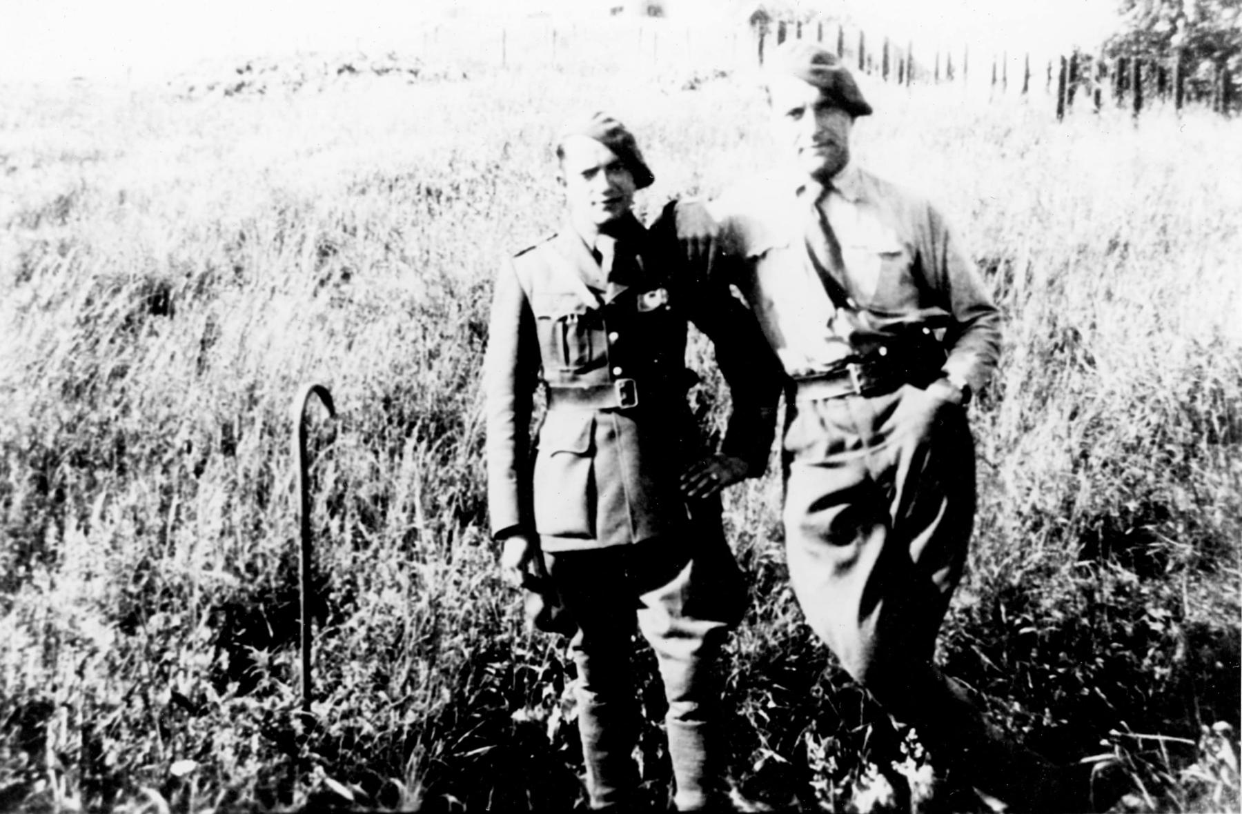 Ligne Maginot - 23° Régiment d'Infanterie de Forteresse (23° RIF) - A droite, l'AC Voitot du 23° RIF devant le bloc 1 de l'ouvrage de Schoenenbourg