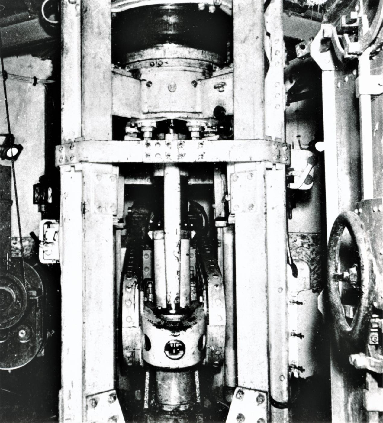 Ligne Maginot - HACKENBERG - A19 - (Ouvrage d'artillerie) - Bloc 10 - la tourelle de mortiers de 81 mm 
Vue de l'étage inférieur; la tourelle  est eclipsée (position basse) - Inconnu