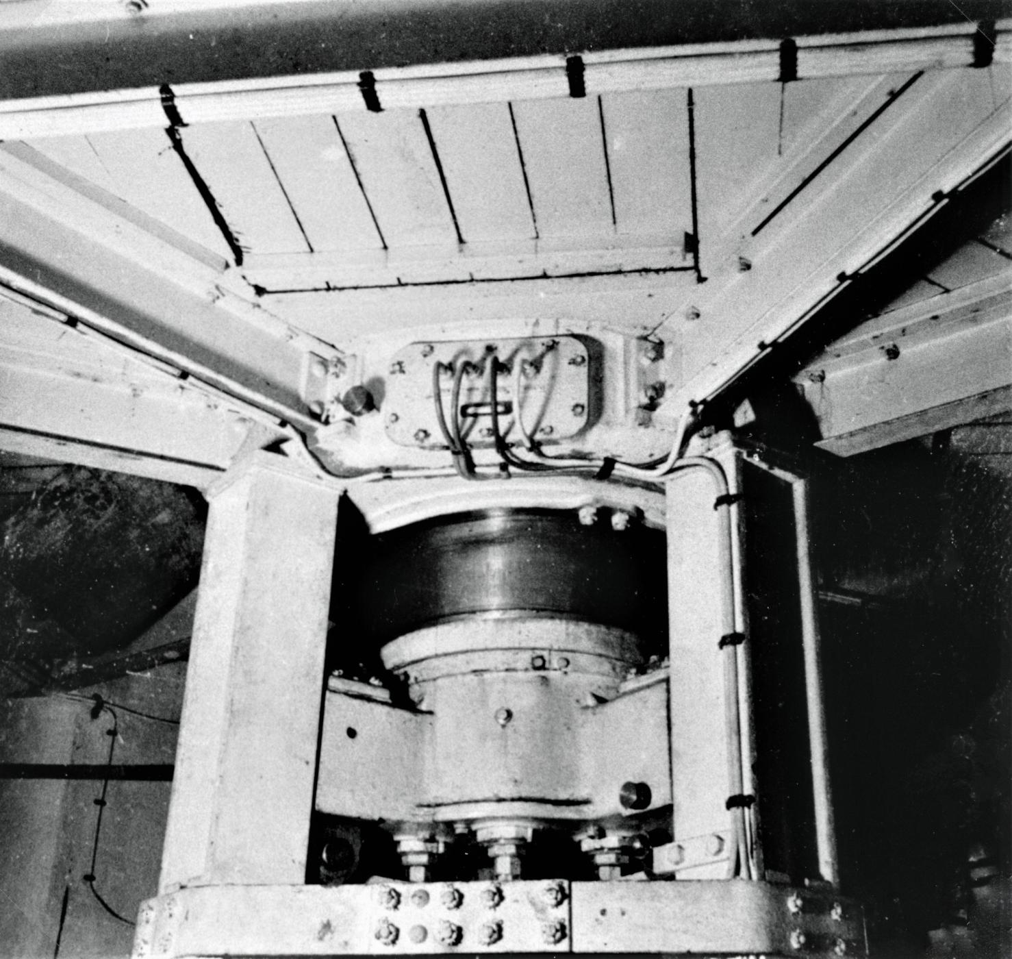 Ligne Maginot - HACKENBERG - A19 - (Ouvrage d'artillerie) - Bloc 10 - la tourelle de mortiers de 81 mm 
Vue de la sellette ; la tourelle  est éclipsée (position basse) - Inconnu