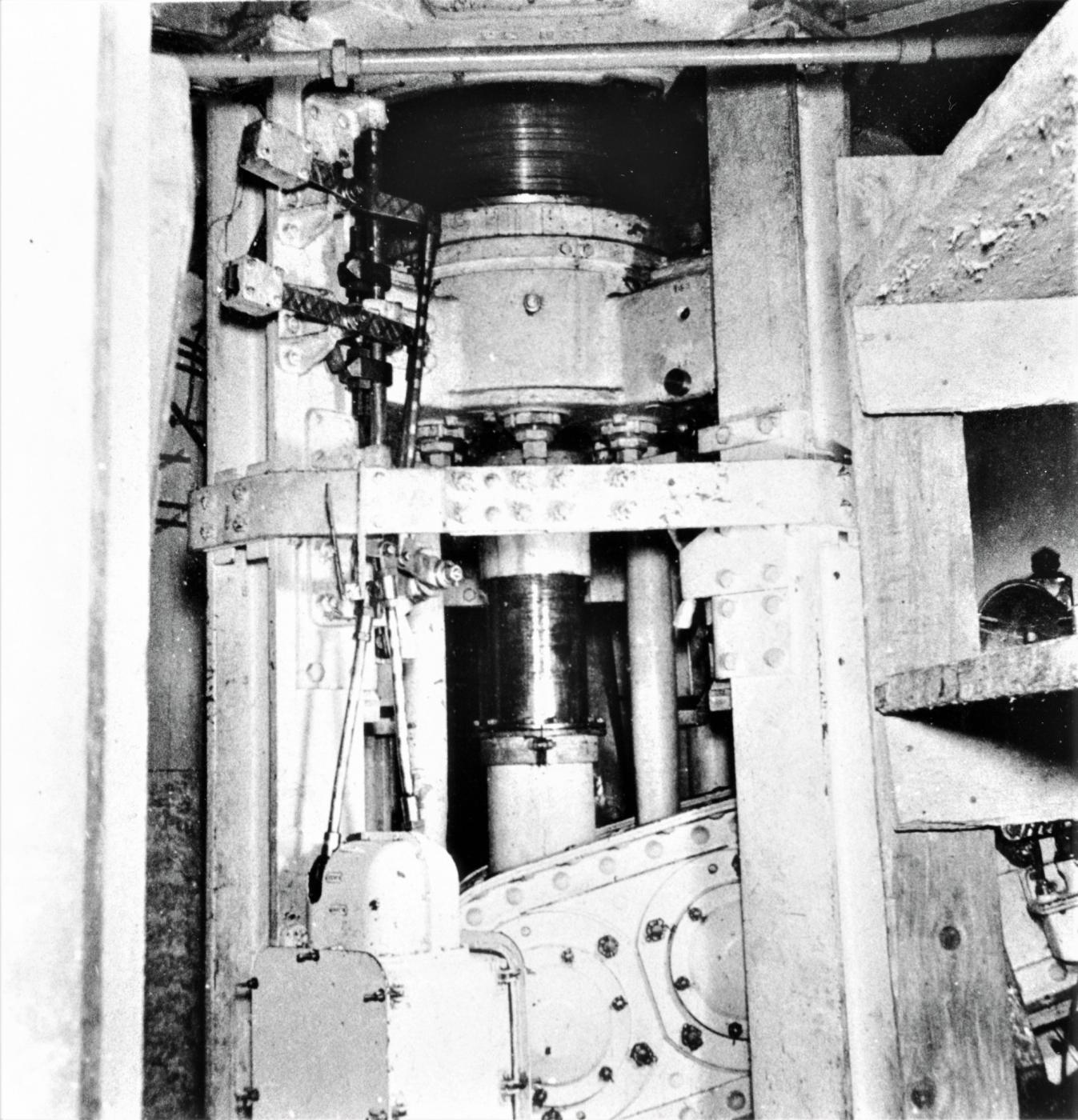 Ligne Maginot - HACKENBERG - A19 - (Ouvrage d'artillerie) - Bloc 10 - la tourelle de mortiers de 81 mm 
Vue de la sellette et du bras du balancier ; la tourelle  est éclipsée (position basse) - Inconnu