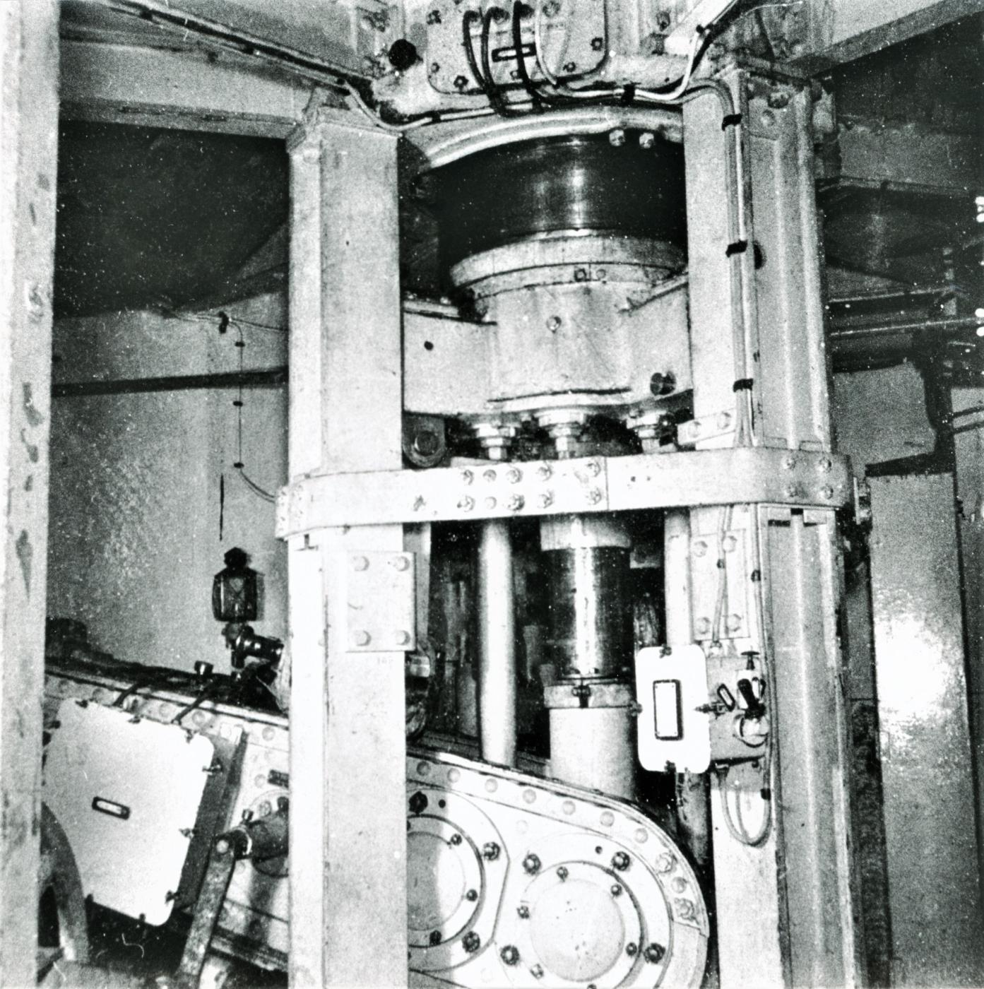 Ligne Maginot - HACKENBERG - A19 - (Ouvrage d'artillerie) - Bloc 10 - la tourelle de mortiers de 81 mm 
Vue de la sellette et du bras du balancier ; la tourelle  est éclipsée (position basse) - Inconnu