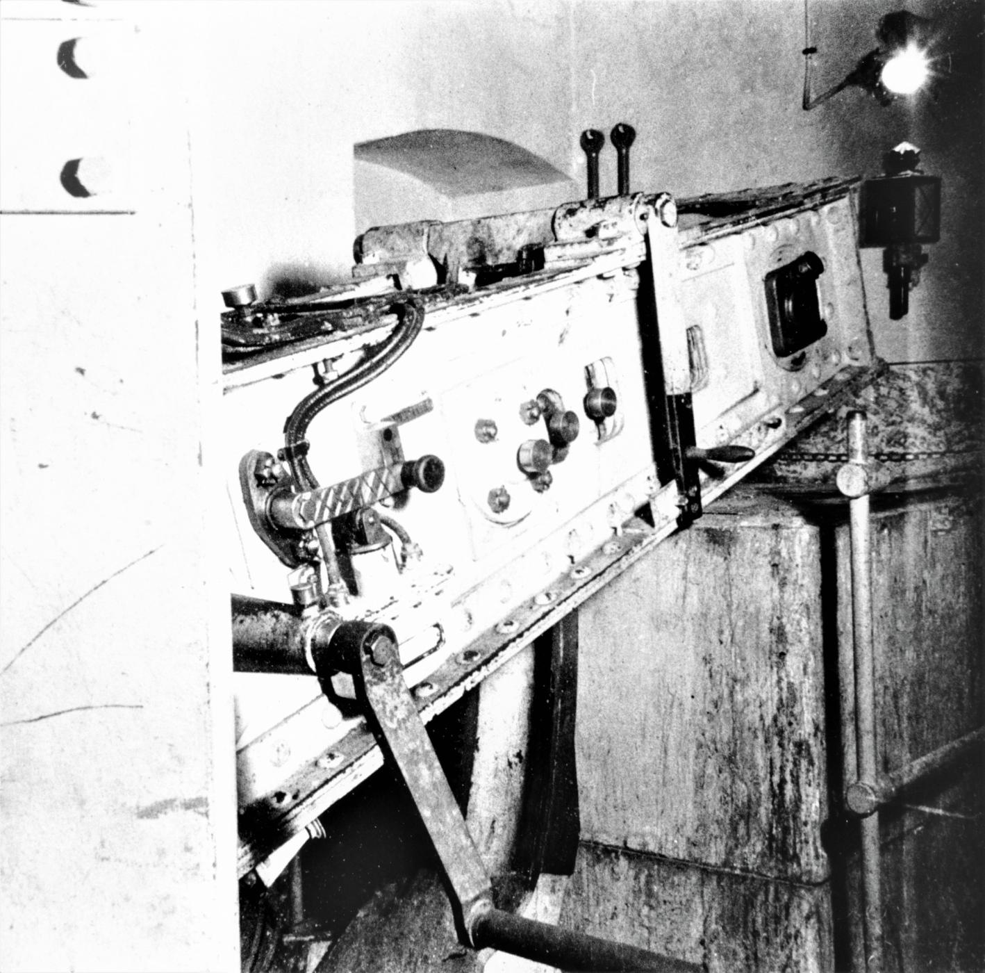 Ligne Maginot - HACKENBERG - A19 - (Ouvrage d'artillerie) - Bloc 10 - la tourelle de mortiers de 81 mm 
Vue de du bras du balancier du contrepoids ; la tourelle  est éclipsée (position basse) - Inconnu