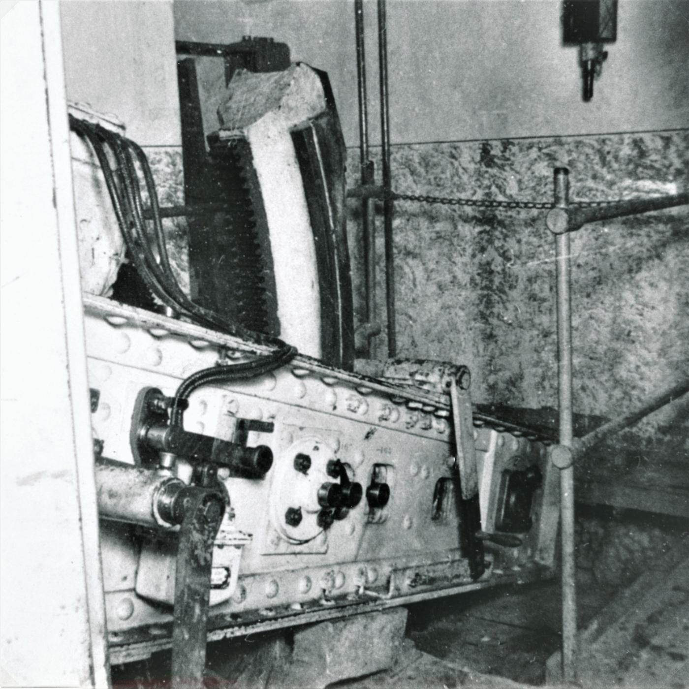 Ligne Maginot - HACKENBERG - A19 - (Ouvrage d'artillerie) - Bloc 10 - la tourelle de mortiers de 81 mm 
Vue de du bras du balancier , le contrepoids est dans sa fosse  
La tourelle  est en batterie (position haute) - Inconnu