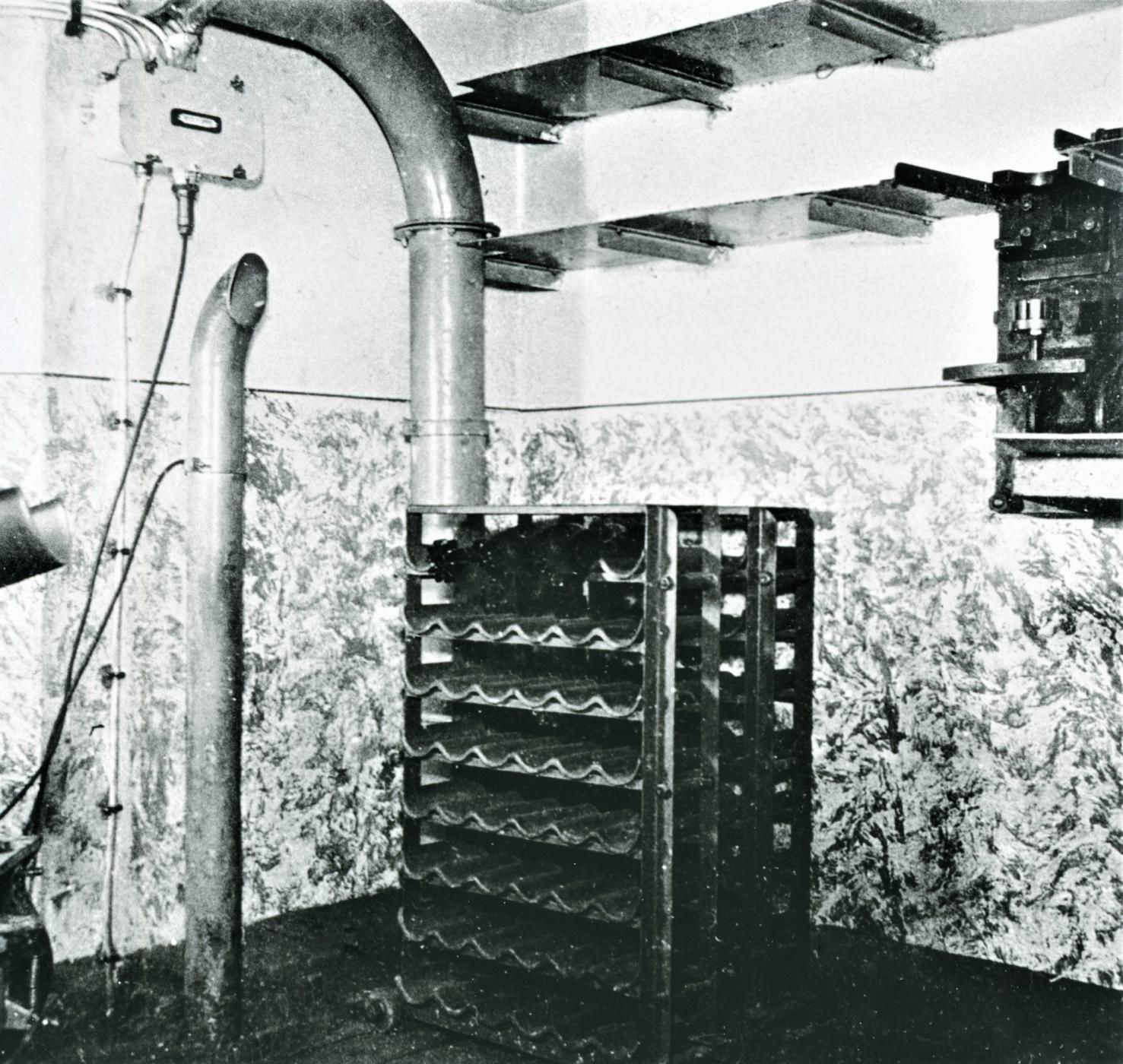 Ligne Maginot - HACKENBERG - A19 - (Ouvrage d'artillerie) - Bloc 10 - Tourelle de mortiers de 81 mm
Magasin à munitions (étage inférieur)
Casier à munitions et à droite, appareil pour le montage des fusées sur les projectiles
 - Inconnu