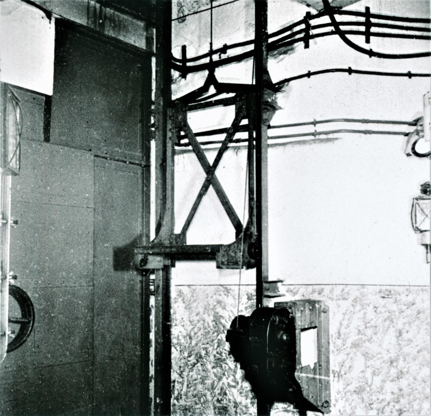 Ligne Maginot - HACKENBERG - A19 - (Ouvrage d'artillerie) - Bloc 10
Tourelle de mortiers de 81 mm
Monte-charge entre les deux étages de la tourelle - Inconnu