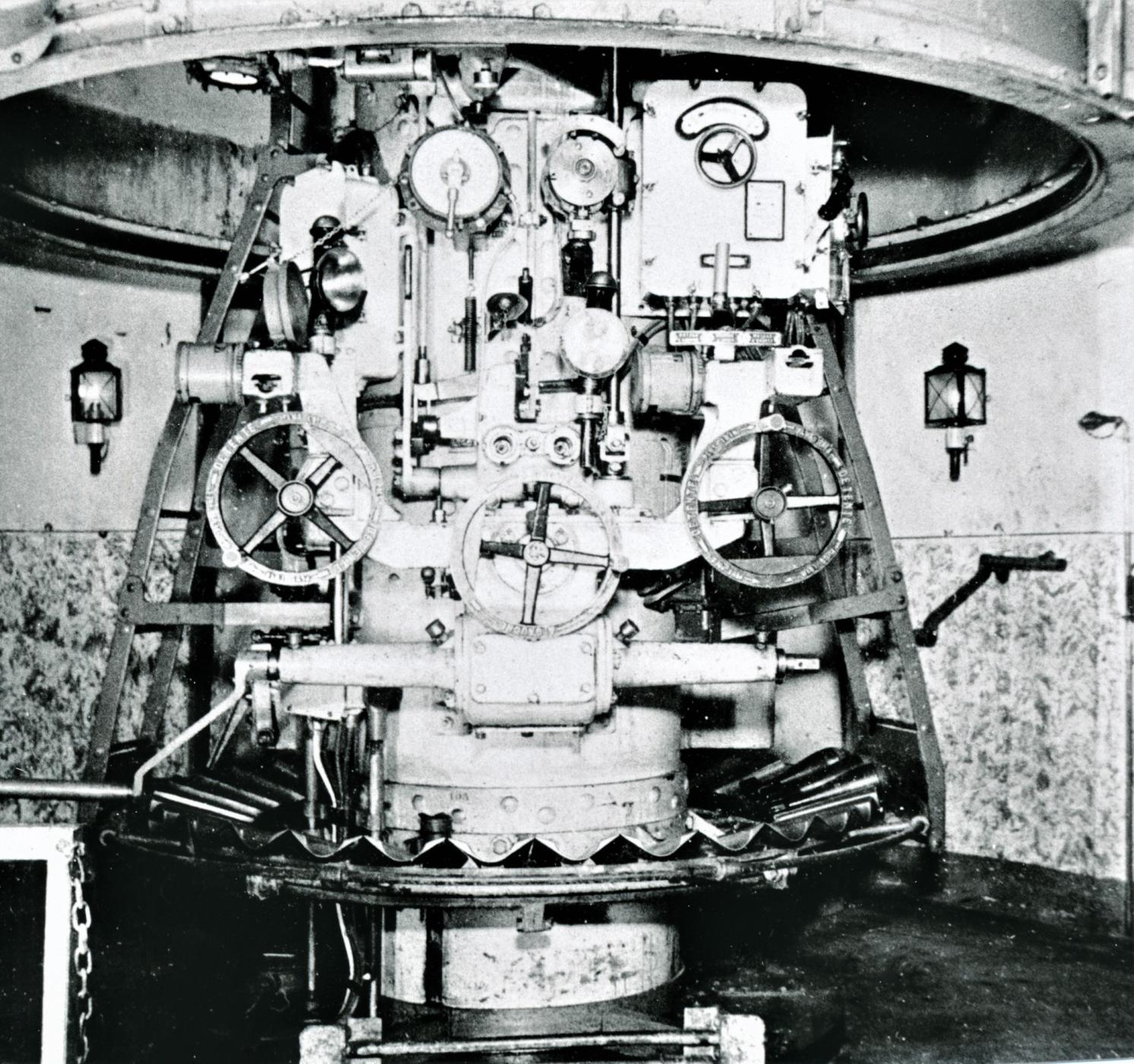 Ligne Maginot - HACKENBERG - A19 - (Ouvrage d'artillerie) - Bloc 10 - la tourelle de mortiers de 81 mm
Vue de l'étage inférieur; la tourelle est en batterie (position haute)
 - Inconnu