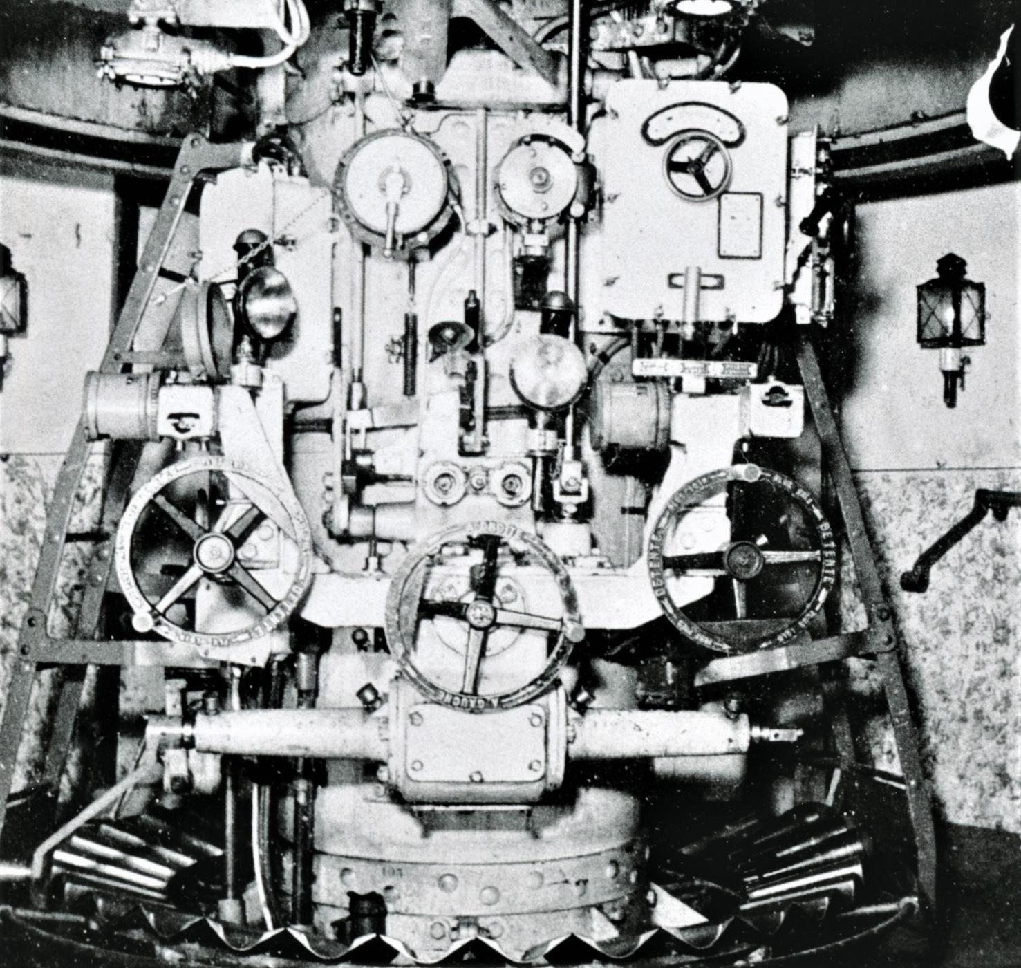 Ligne Maginot - HACKENBERG - A19 - (Ouvrage d'artillerie) - Bloc 10 - la tourelle de mortiers de 81 mm
Vue de l'étage inférieur; la tourelle est  éclipsée (position basse)
 - Inconnu