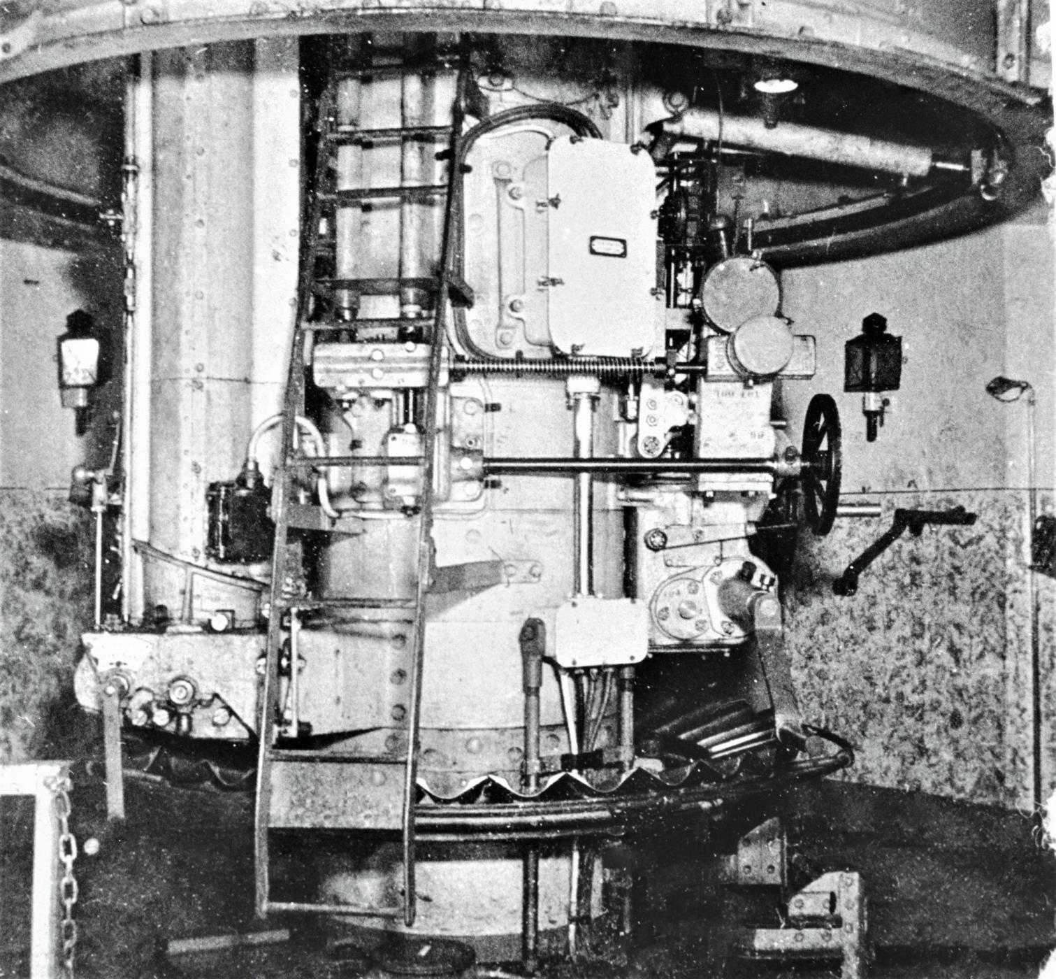 Ligne Maginot - HACKENBERG - A19 - (Ouvrage d'artillerie) - Bloc 10 - la tourelle de mortiers de 81 mm
Vue de l'étage intermédiaire avec l'une des norias d’alimentation en munitions et le poste de pointage, la tourelle est en batterie (position haute)

 - Inconnu