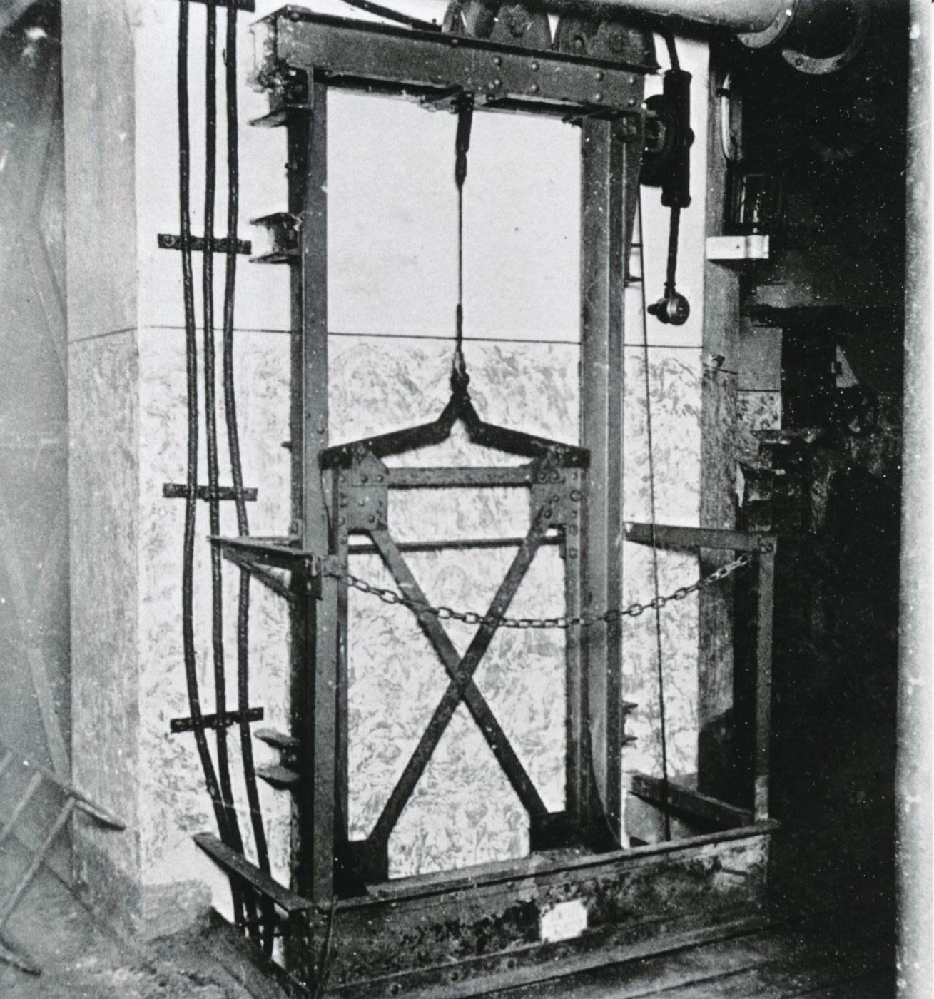 Ligne Maginot - HACKENBERG - A19 - (Ouvrage d'artillerie) - Monte-charge pour les munitions entre les étages de la tourelle - Inconnu