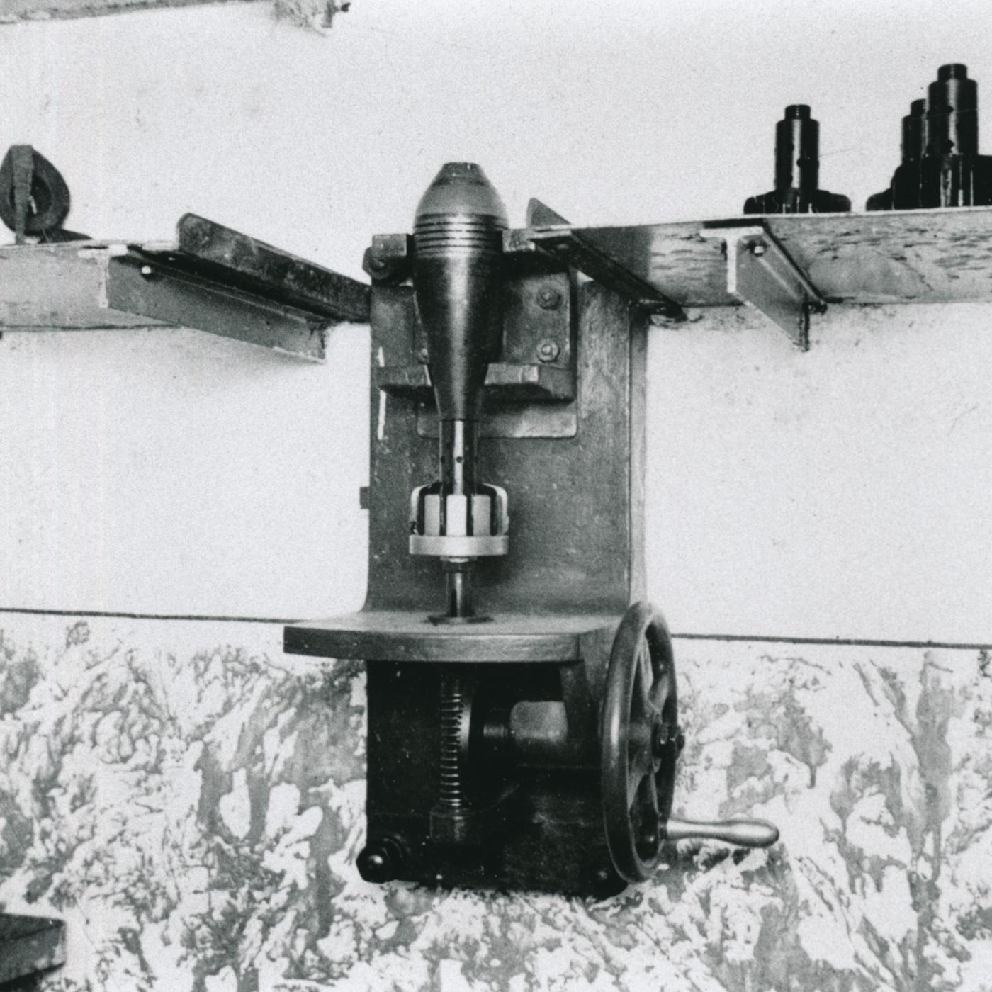 Ligne Maginot - HACKENBERG - A19 - (Ouvrage d'artillerie) - Magasin à munitions 
Système permettant l'assemblage des fusées à ailettes sur les projectiles de mortier - Inconnu