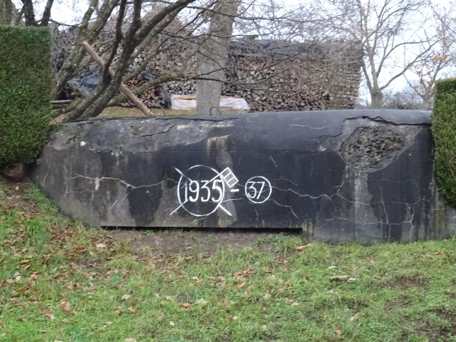 Ligne Maginot - DAMBACH - LA CHAPELLE NORD  - (Blockhaus pour arme infanterie) - Vue de la façade avec l'inscription - Léo Zahn
