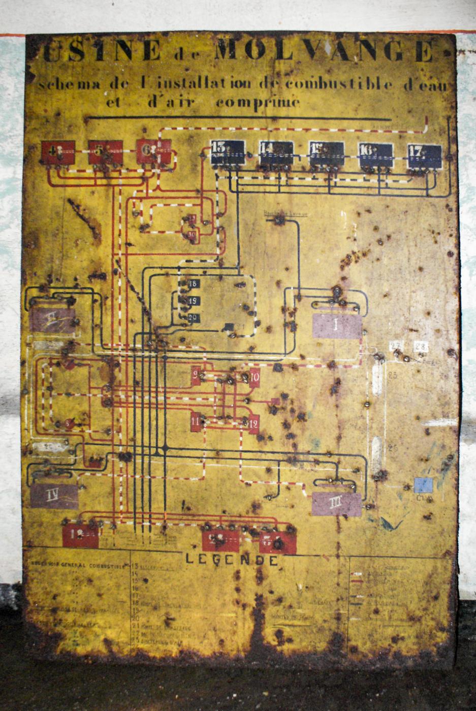 Ligne Maginot - MOLVANGE - A9 - (Ouvrage d'artillerie) - Usine
Panneau avec le schéma de l'installation de combustible, d'eau et d'air comprimé - Michel Teiten