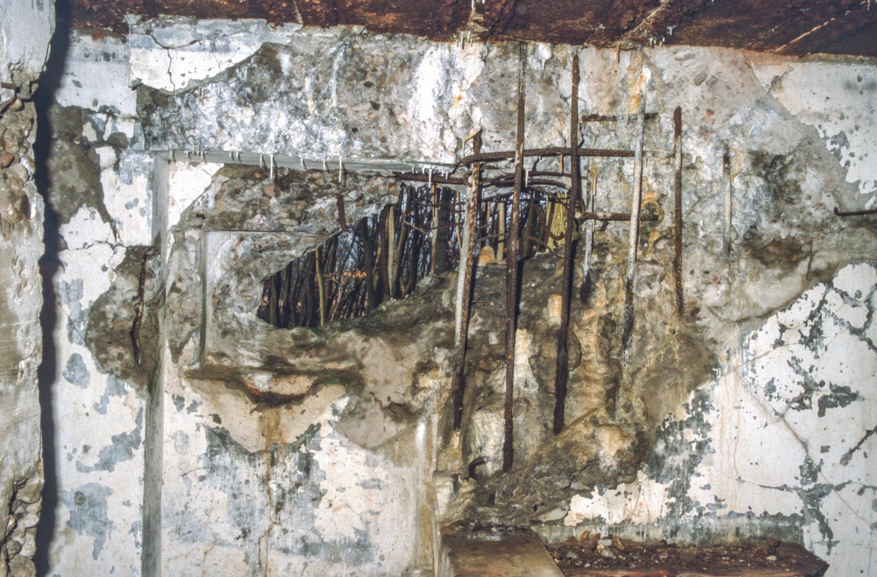 Ligne Maginot - C10B - KALMERICH 5 - (Blockhaus pour canon) - Le mur percé - MANSUY Michel