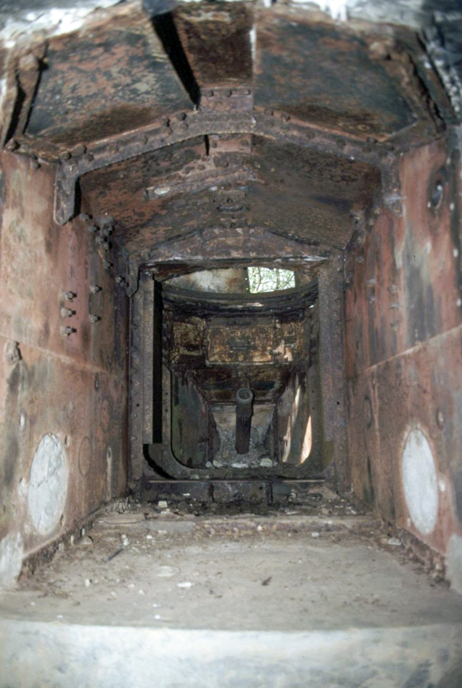 Ligne Maginot - NONNENWALD 1 - (Blockhaus pour arme infanterie) - L’intérieur de la carcasse du char FT - ammagsdr