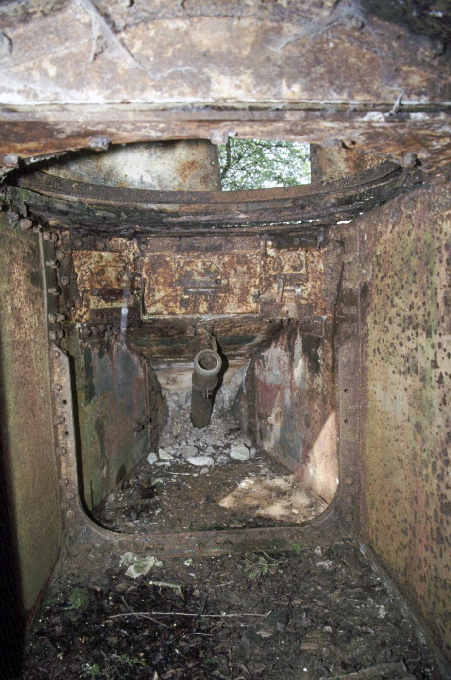 Ligne Maginot - NONNENWALD 1 - (Blockhaus pour arme infanterie) - L’intérieur de la carcasse du char FT - ammagsdr