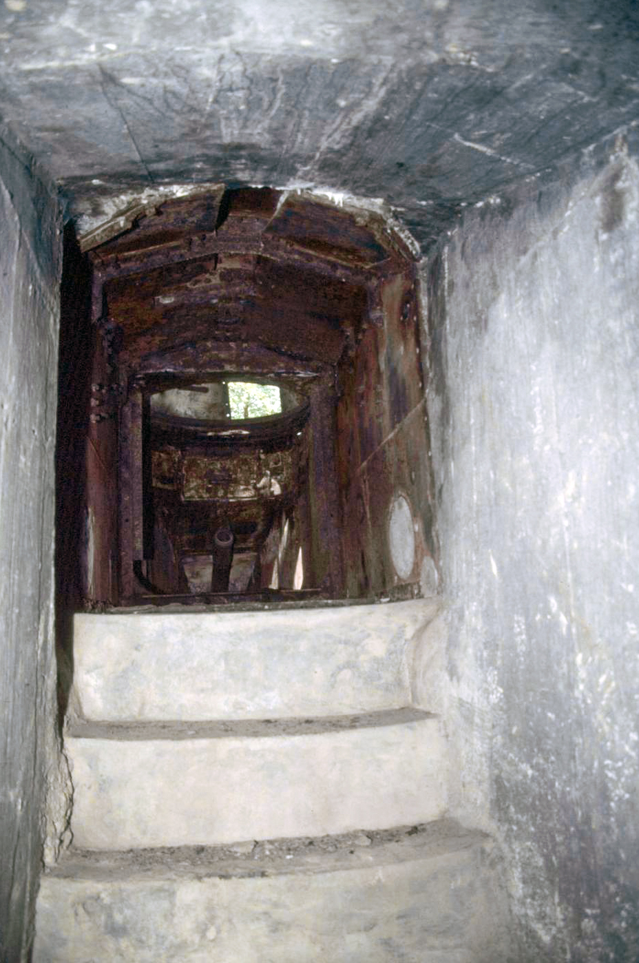 Ligne Maginot - NONNENWALD 1 - (Blockhaus pour arme infanterie) - L’intérieur de la carcasse du char FT - ammagsdr