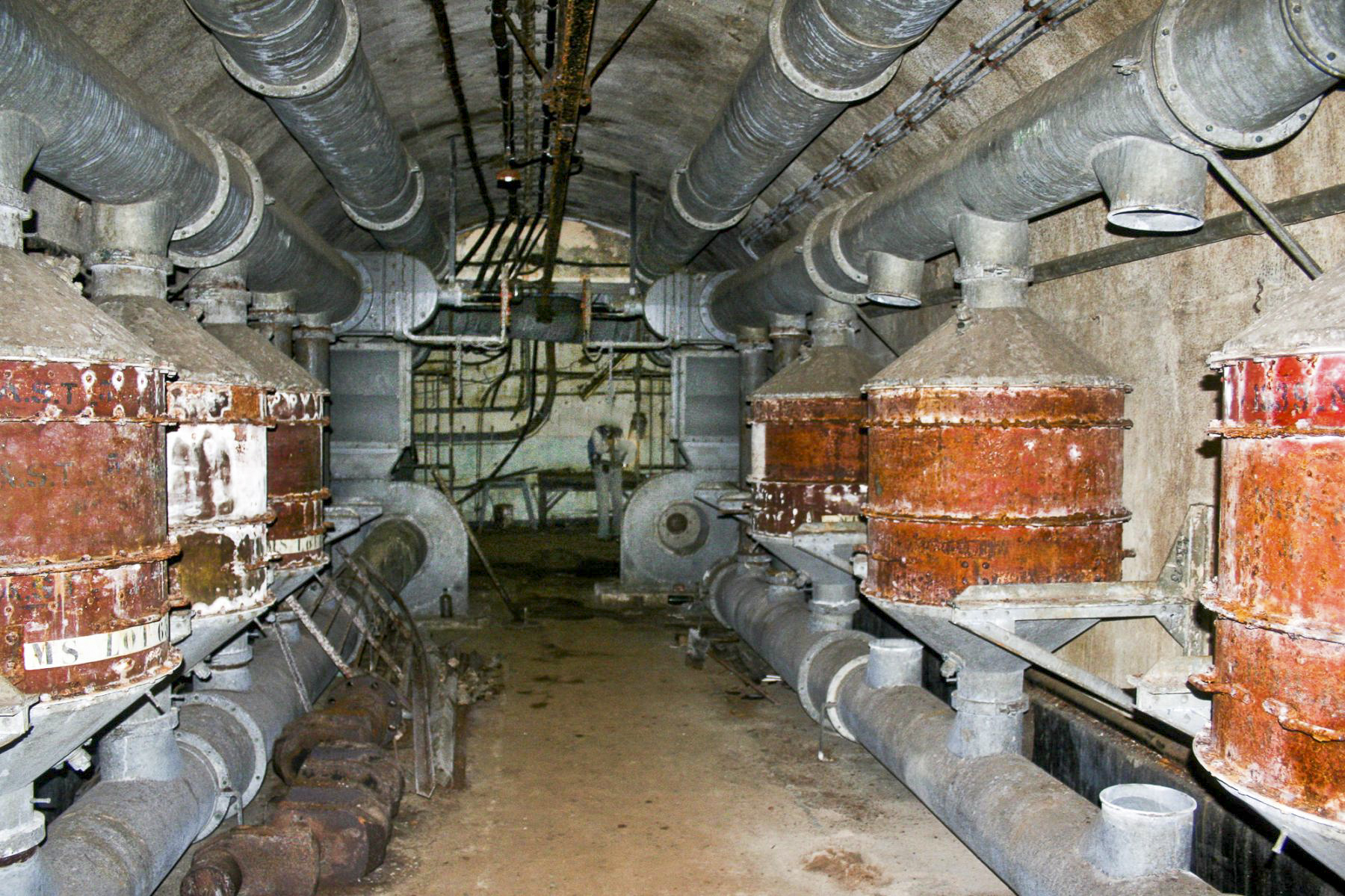 Ligne Maginot - MOLVANGE - A9 - (Ouvrage d'artillerie) - Entrée des hommes
Salle des filtres au pied du bloc - Michel Teiten