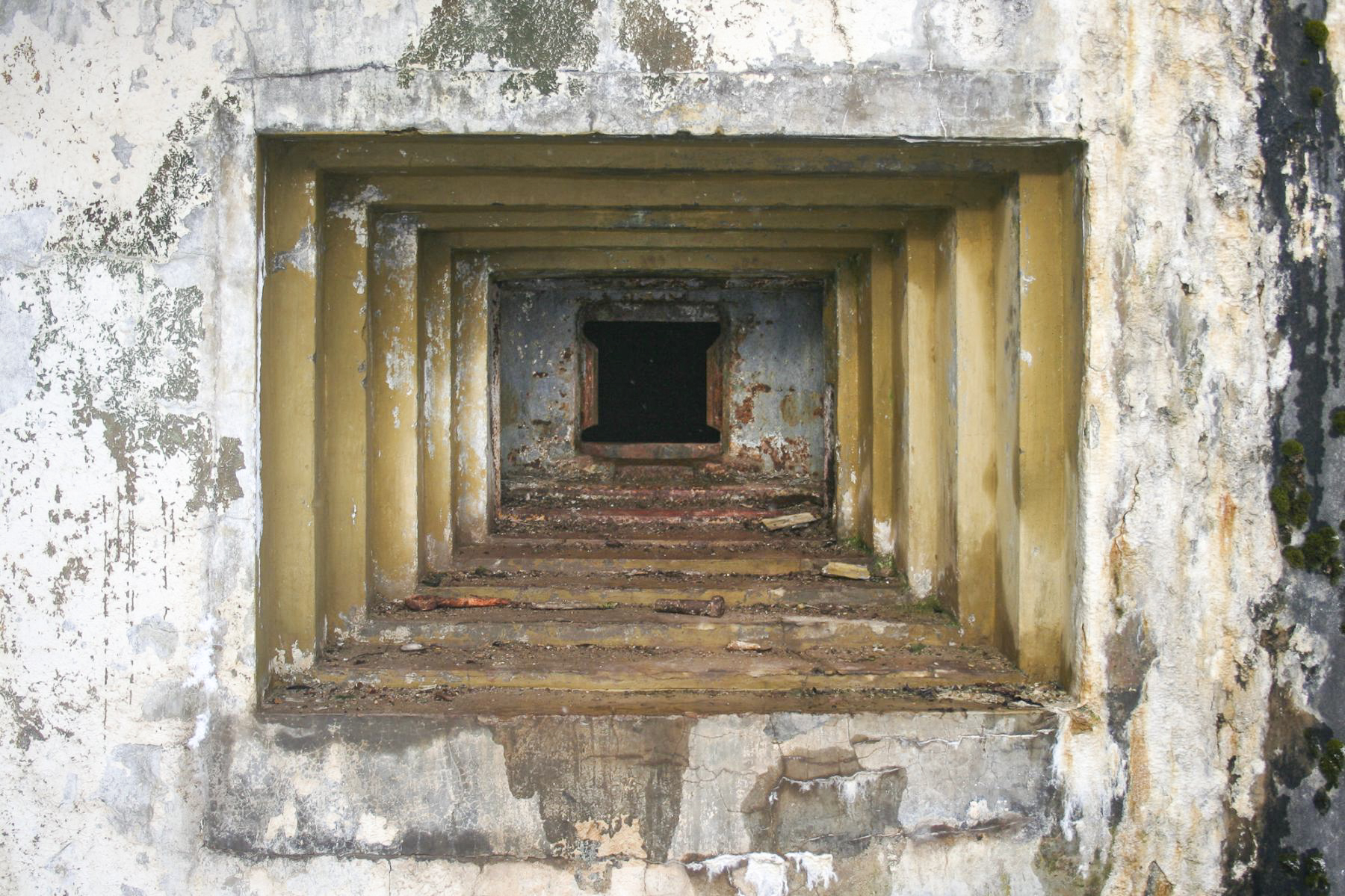 Ligne Maginot - MOLVANGE - A9 - (Ouvrage d'artillerie) - Entrée des hommes
Créneau JM / AC47. Pas encore muré mais avec le support de jumelage disparu - Michel Teiten