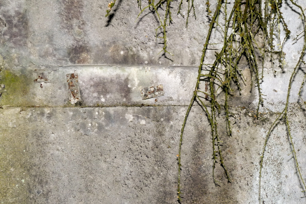 Ligne Maginot - HAUT DE L'ANGUILLE EST - C4 - (Casemate d'infanterie - Simple) - Restes d'attaches pour le cable du projecteur - Sylvie Laure LAMBERT