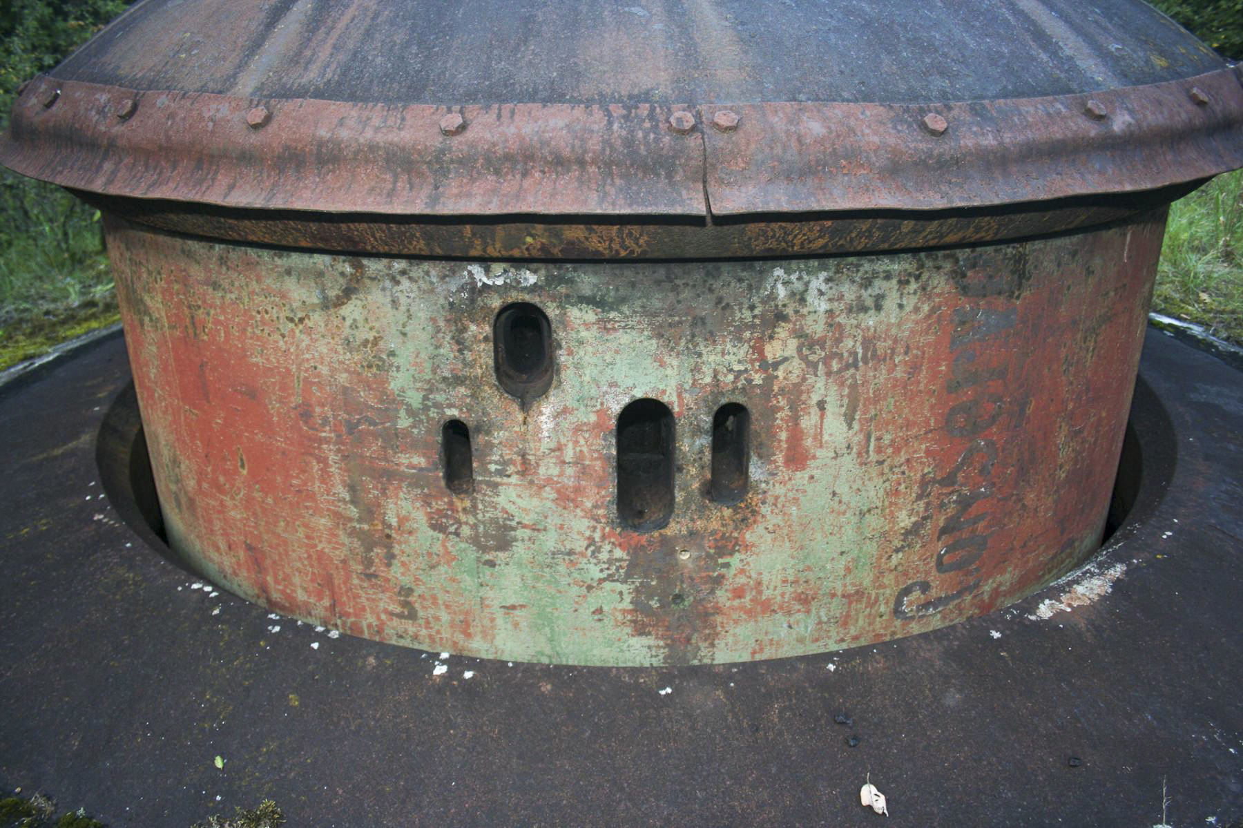 Ligne Maginot - BILLIG - A18 - (Ouvrage d'artillerie) - Bloc 2
Tourelle de mitrailleuses
Noter l'inscription 'Conserve' sans doute inscrit lors de la révision de 1955-56 - Michel Teiten