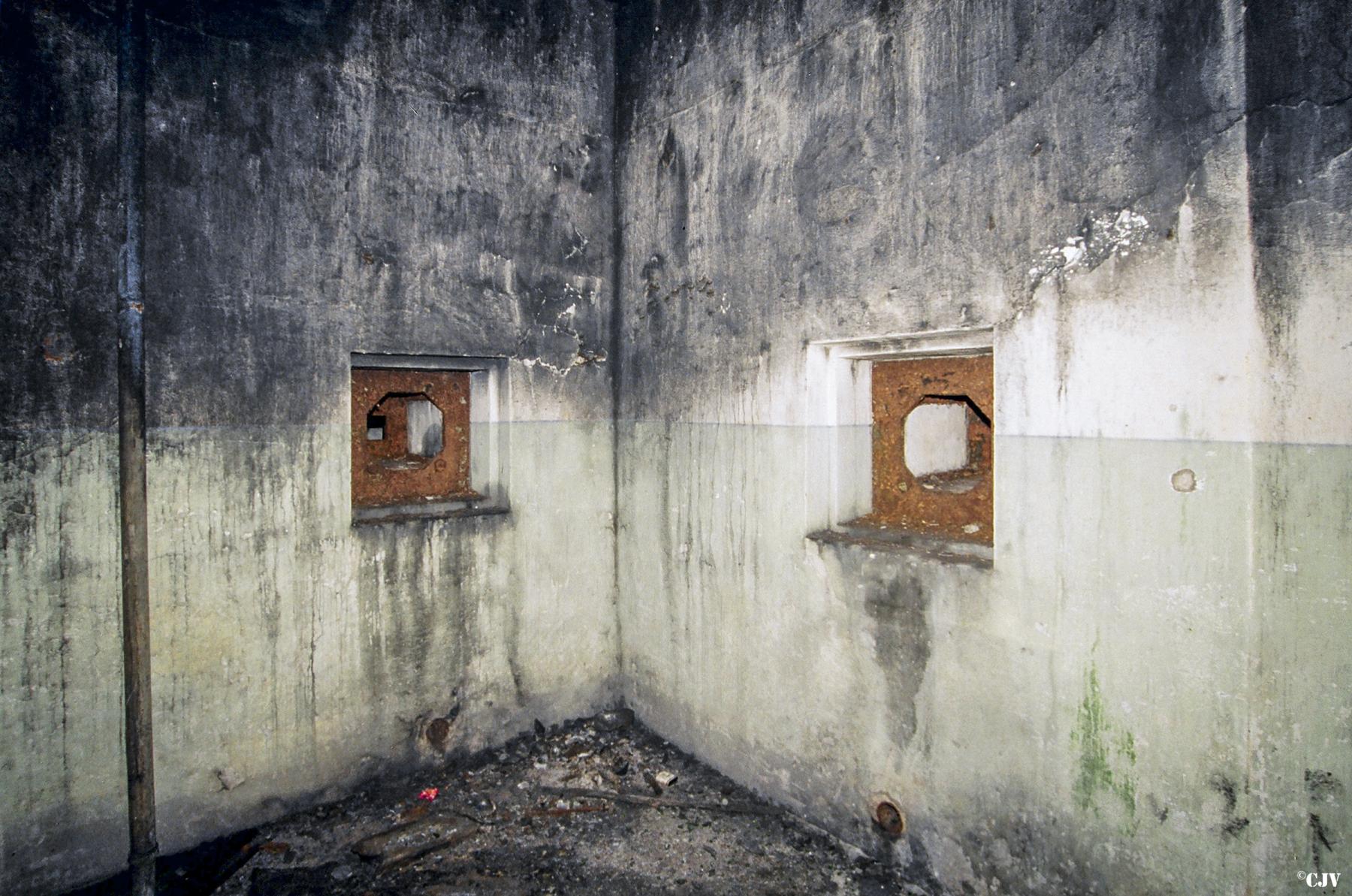 Ligne Maginot - BILLIG - A18 - (Ouvrage d'artillerie) - Entrée mixte
Deux créneaux pour la défense du hall d'entrée - Lia VERMEULEN