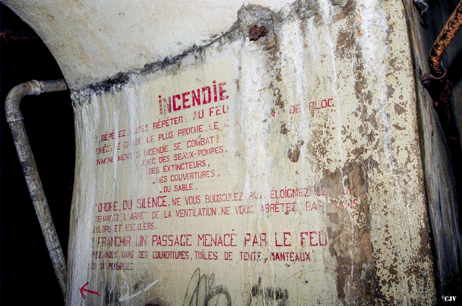 Ligne Maginot - BILLIG - A18 - (Ouvrage d'artillerie) - Bloc 3
Consignes d'incendie peintes sur le mur