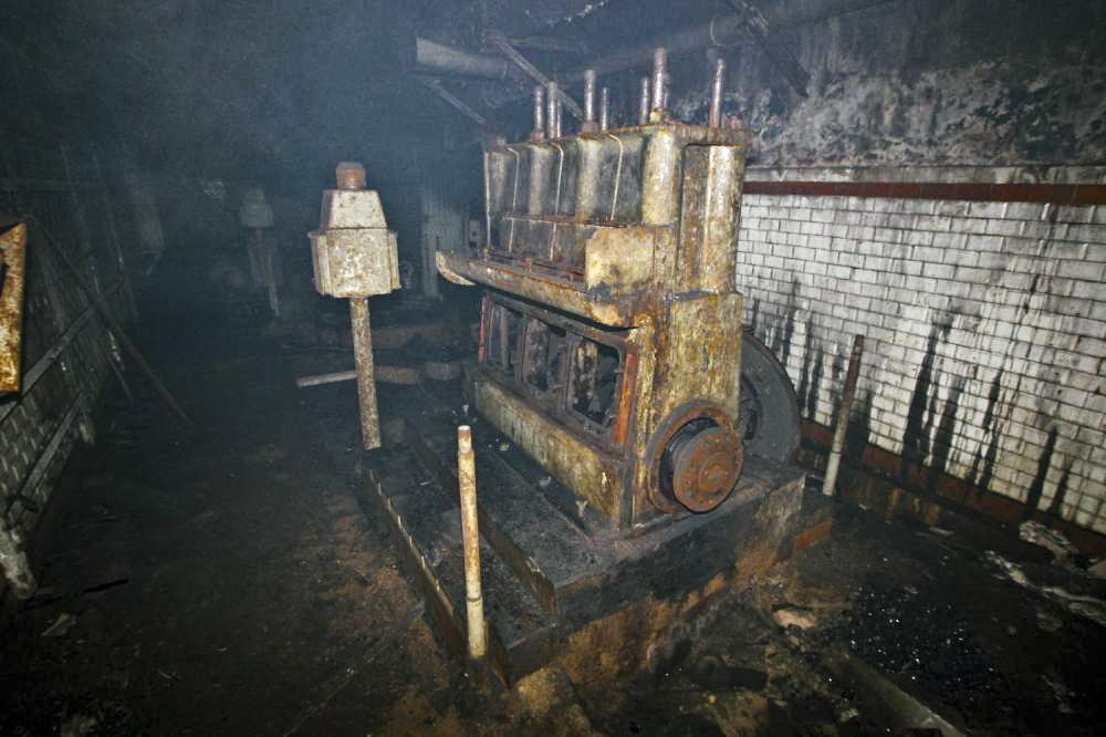Ligne Maginot - BILLIG - A18 - (Ouvrage d'artillerie) - L'usine électrique
Les dessous de l'ouvrage étaient envahis par la fumée suite à un incendie provoqué par des ferrailleurs (juillet 2012)