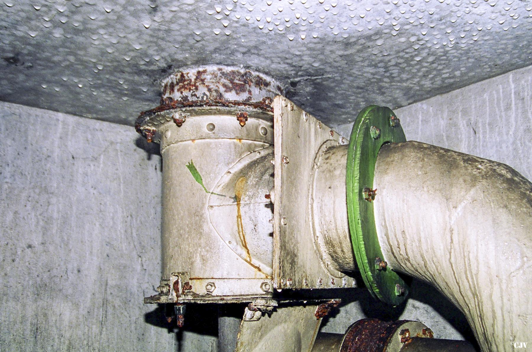 Ligne Maginot - BILLIG - A18 - (Ouvrage d'artillerie) - Bloc 6
Prise d'air au travers de la dalle. Partie intérieure  - Lia VERMEULEN