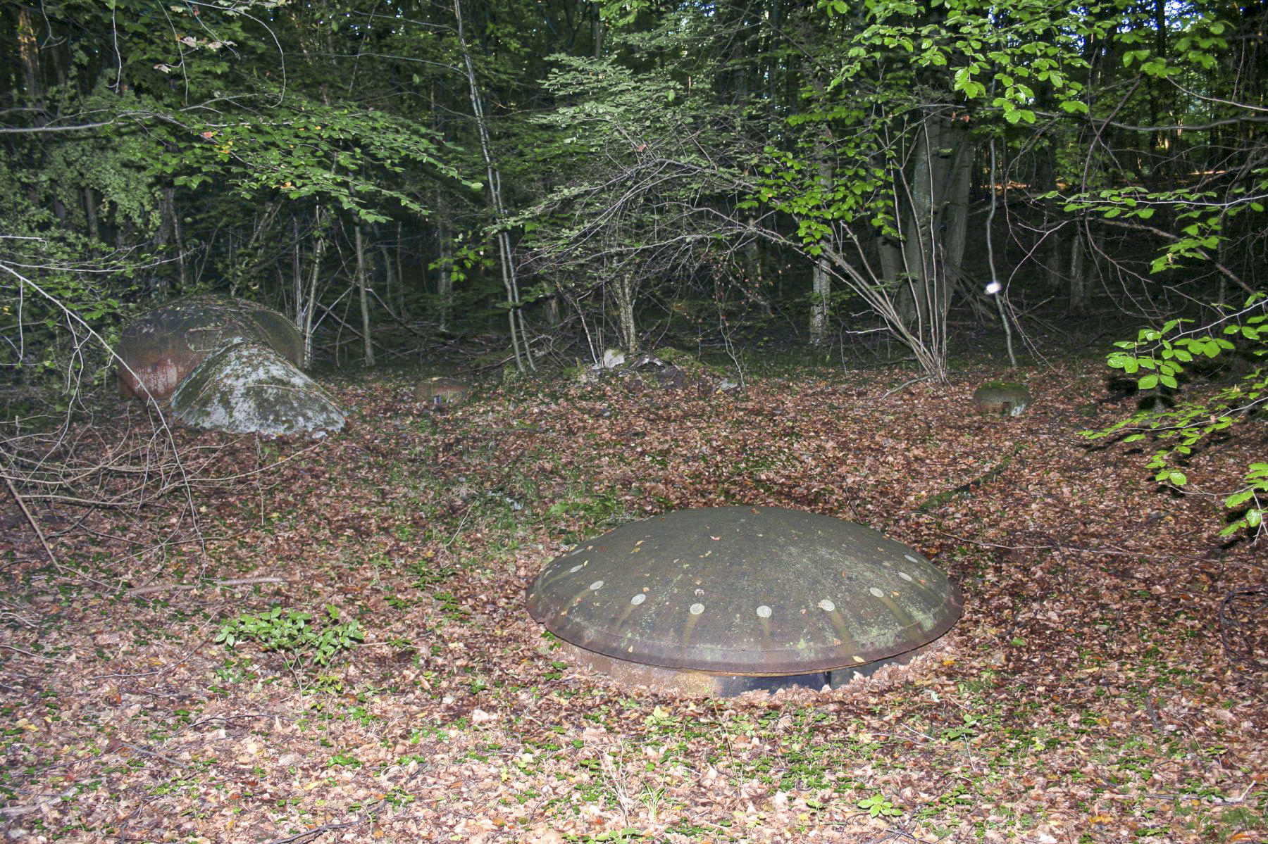 Ligne Maginot - BILLIG - A18 - (Ouvrage d'artillerie) - Bloc 6
Vue d'ensemble du bloc. Tourelle de 81 au premier plan. En arrière-plan cloche GFM à gauche et cloche d'aération à droite.