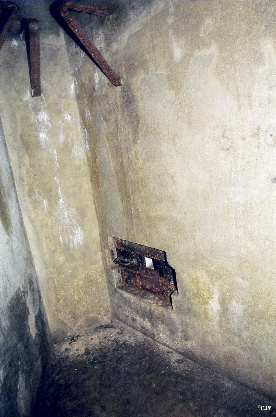 Ligne Maginot - BILLIG - A18 - (Ouvrage d'artillerie) - Bloc 5
Créneau de défense du fossé - Lia VERMEULEN