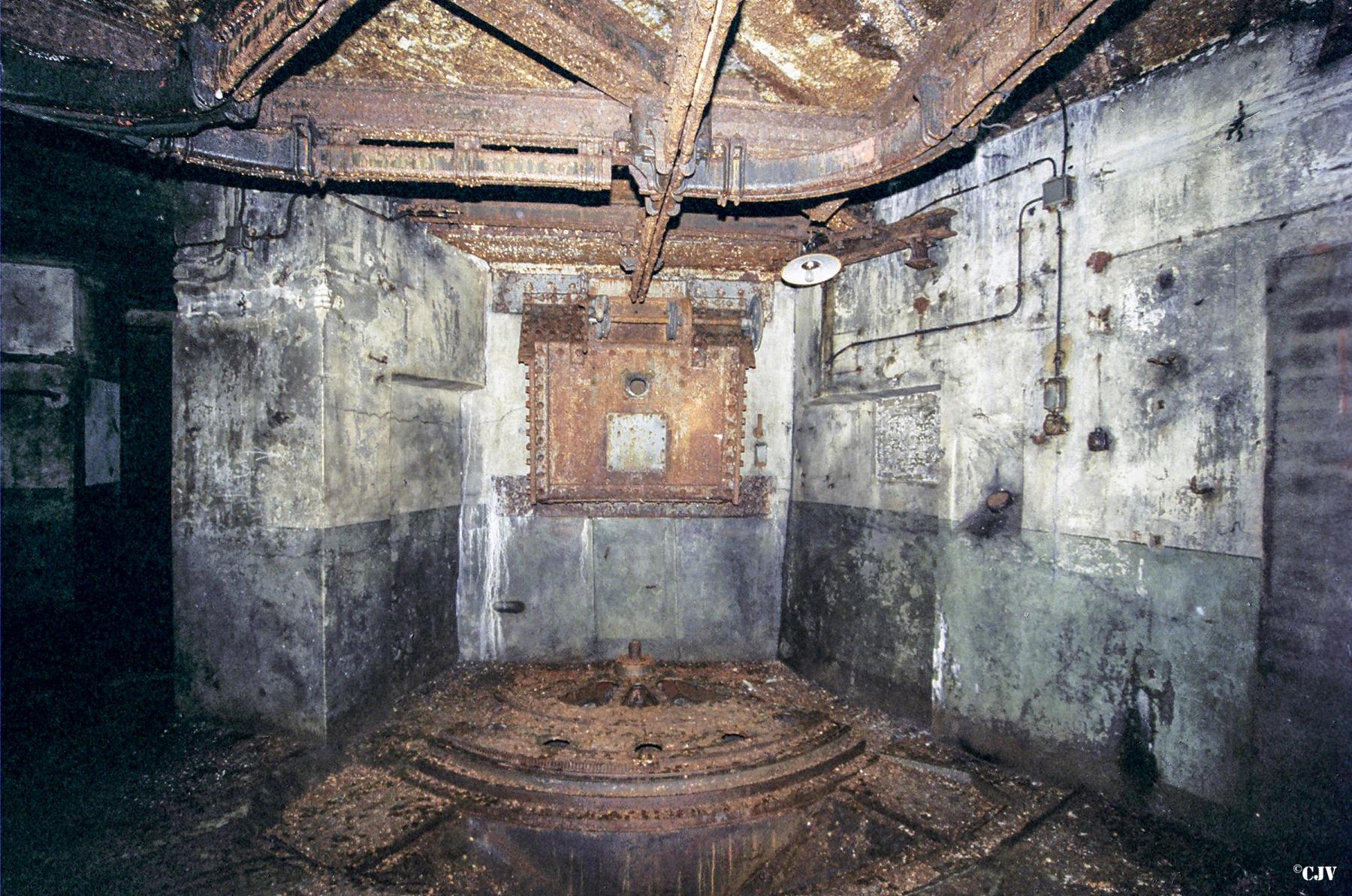 Ligne Maginot - BILLIG - A18 - (Ouvrage d'artillerie) - Bloc 5
Créneau pour canon de 75 R mle 32