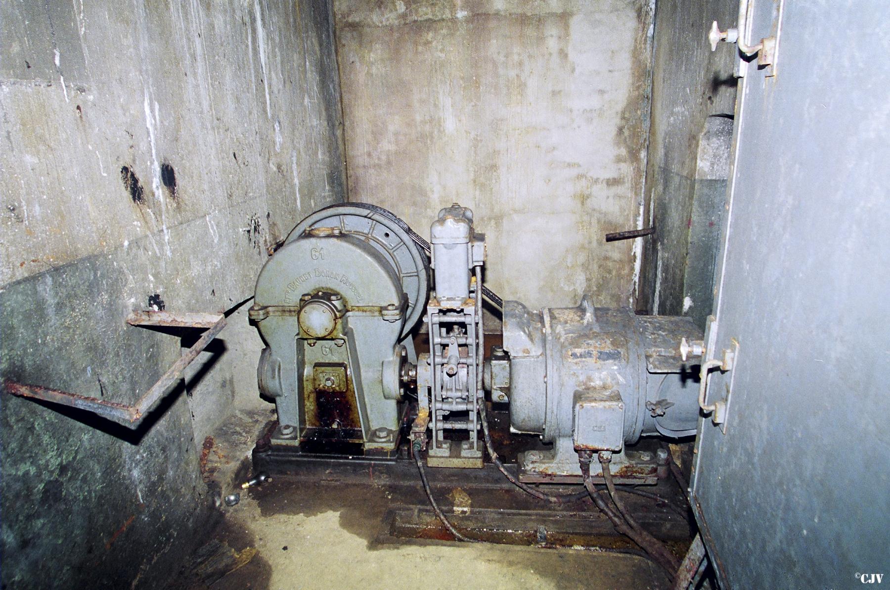 Ligne Maginot - BILLIG - A18 - (Ouvrage d'artillerie) - Bloc 5
Mécanisme du monte-charge - Lia VERMEULEN