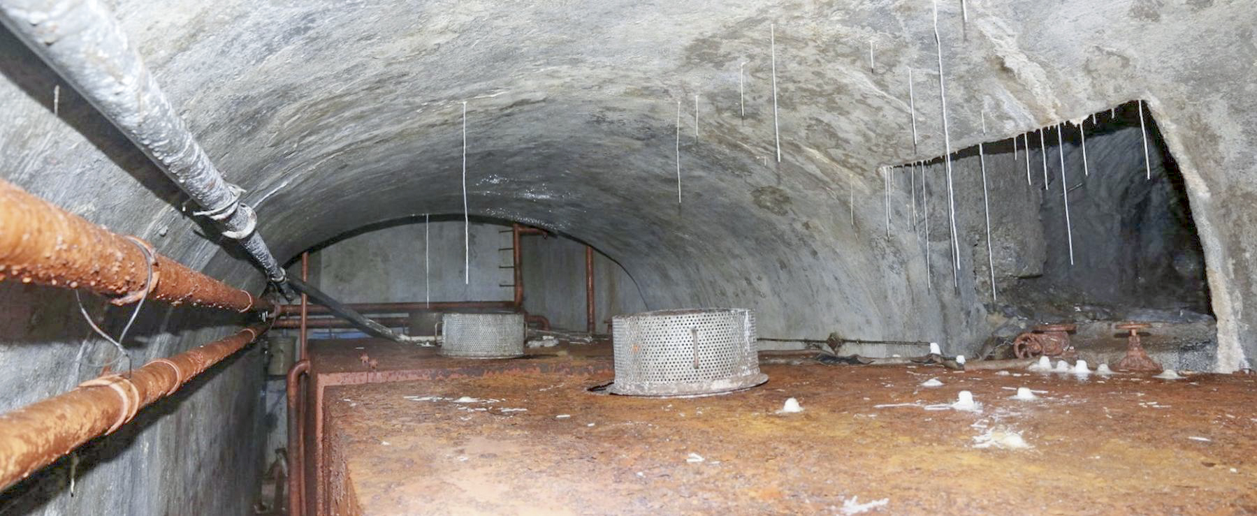 Ligne Maginot - LAVOIR - (Ouvrage d'artillerie) - Salle des citernes
Citernes d'eau potable, a droite la galerie d'accès à la source interne de l'ouvrage