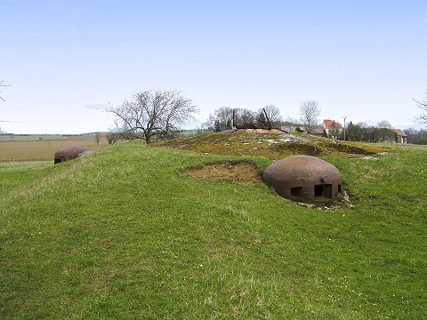 Ligne Maginot - FERME CHAPPY - A1 - (Ouvrage d'infanterie) - Bloc 2
En arrière plan  l'avant cuirasse de la tourelle de mitrailleuse qui a  été ferraillée.