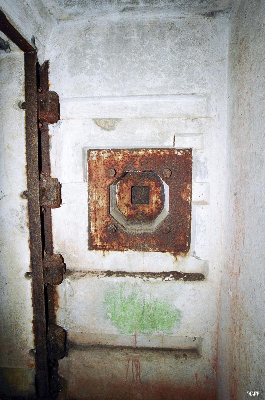Ligne Maginot - FERME CHAPPY - A1 - (Ouvrage d'infanterie) - Bloc 1
Le créneau de défense de l'issue de secours