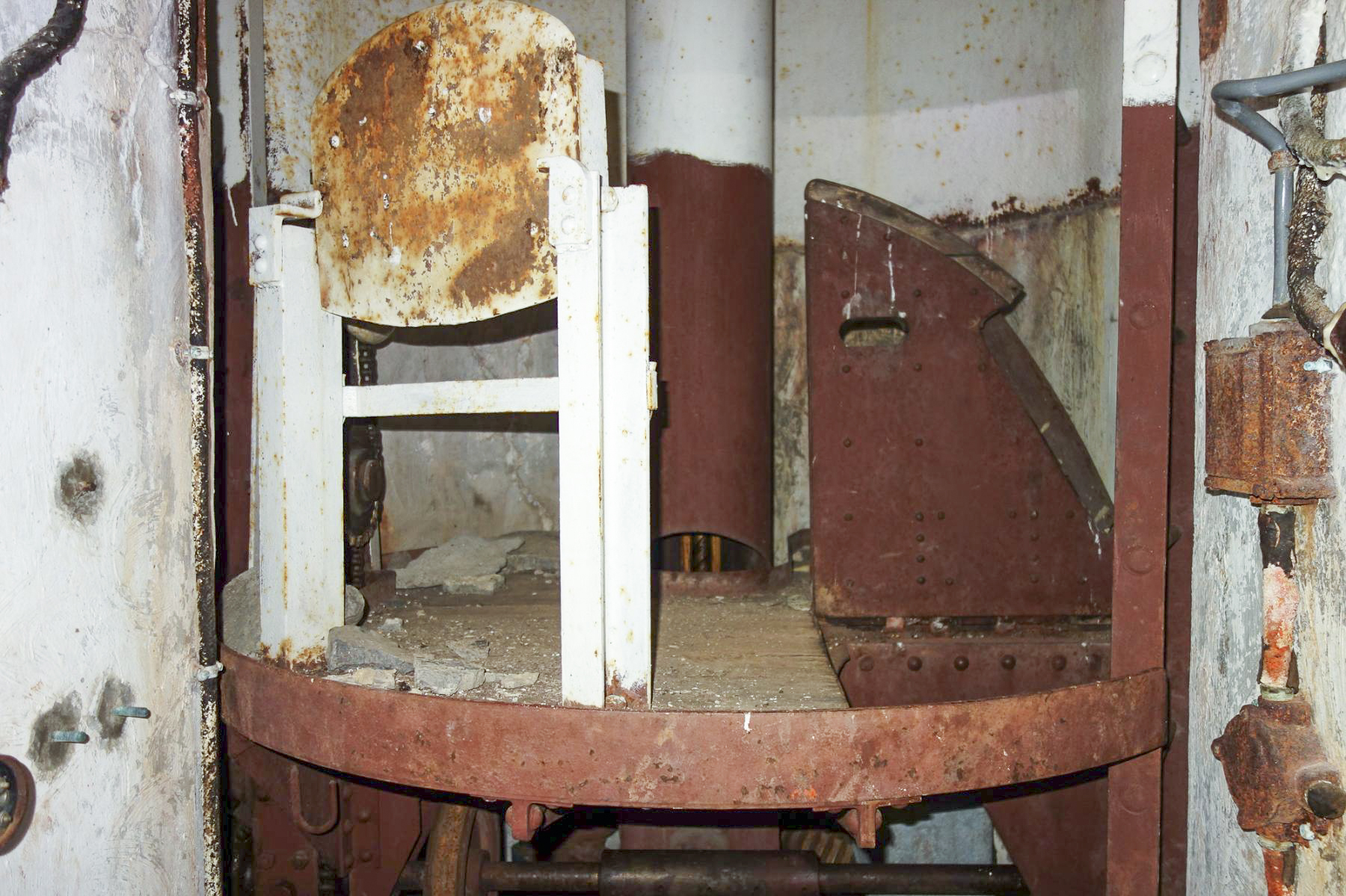 Ligne Maginot - PAS DU ROC - (Ouvrage d'artillerie) - Bloc 1
Le pied de l'une des deux cloches JM - Michel Teiten