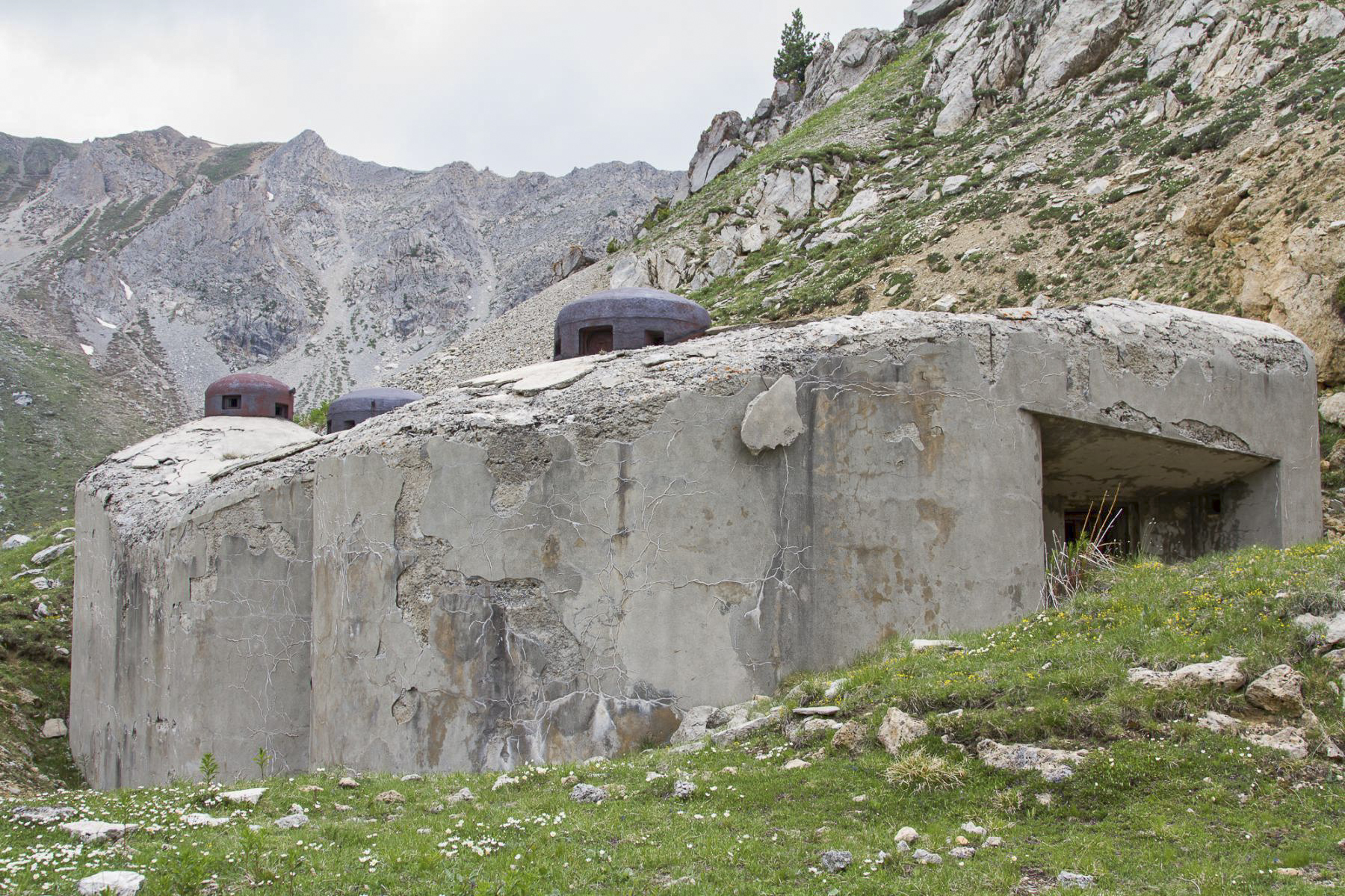 Ligne Maginot - PAS DU ROC - (Ouvrage d'artillerie) - Bloc 1
Vue d'ensemble avec trois des quatre cloches et la chambre de tir - Michel Teiten