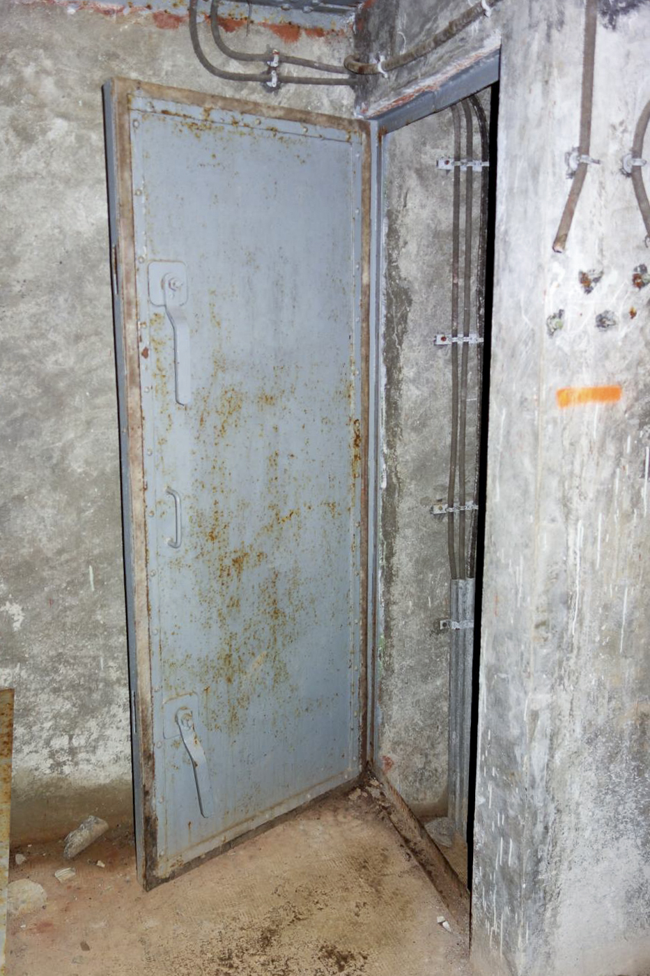 Ligne Maginot - PAS DU ROC - (Ouvrage d'artillerie) - Bloc 2
Accès à la cloche - Michel Teiten