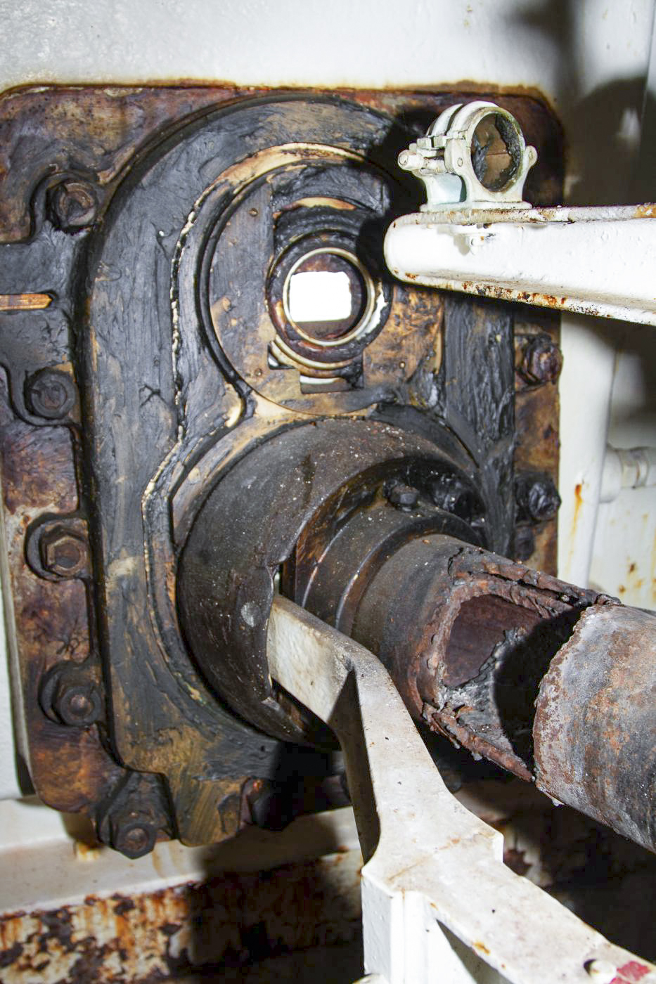 Ligne Maginot - PAS DU ROC - (Ouvrage d'artillerie) - Bloc 3
Créneau de l'un des deux obusiers de 75 mle 31.
Noter l'impressionnante découpe au chalumeau du tube pour neutraliser l'arme. - Michel Teiten