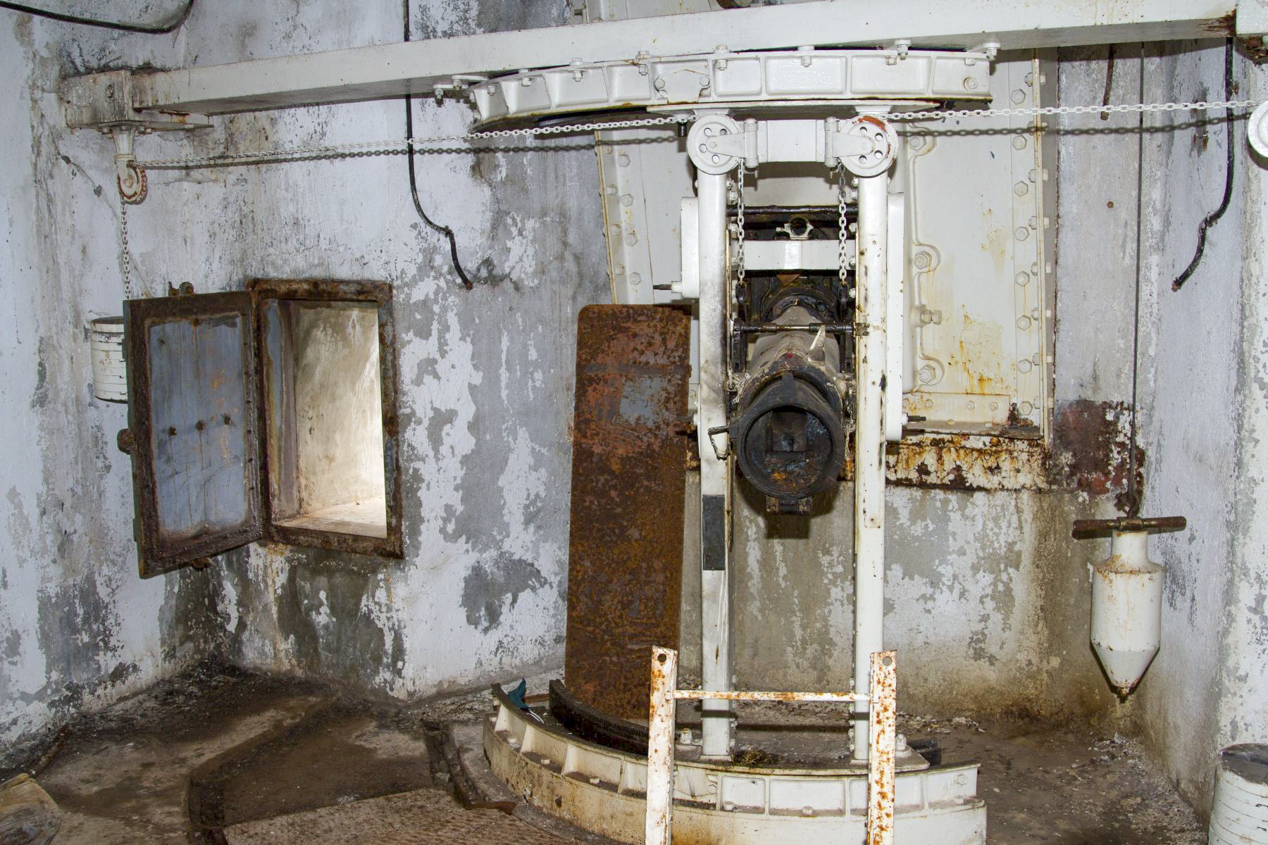 Ligne Maginot - PAS DU ROC - (Ouvrage d'artillerie) - Bloc 3 
Canon de 75 mm
La sortie donnant accès à l'extérieur du bloc est ouverte.