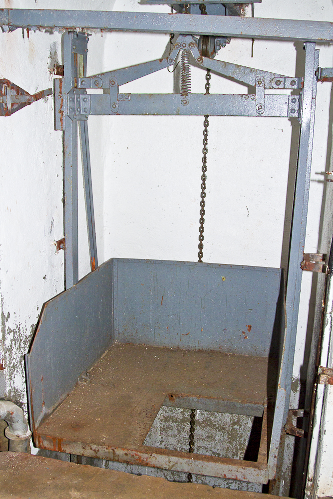 Ligne Maginot - PAS DU ROC - (Ouvrage d'artillerie) - Bloc 3
Monte-charge pour les munitions entre l'étage inférieur et les chambres de tir - Michel Teiten
